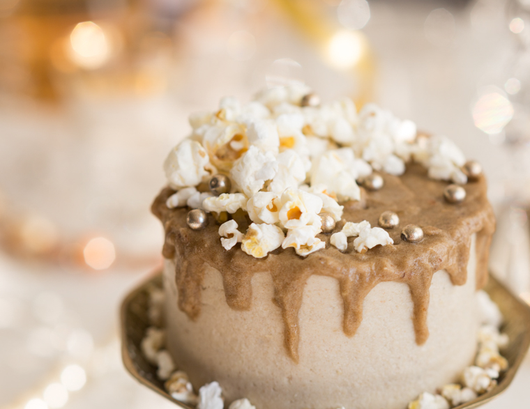 närbild på cheesecake med kolasås och popcorn av anna winér