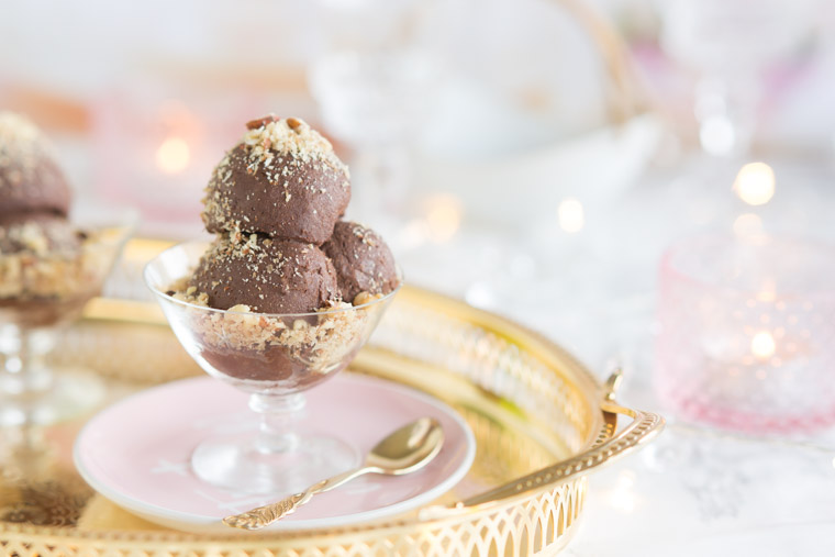 chokladglass av cashewnötter i skål med rosa och guldig bakgrund, av anna winér