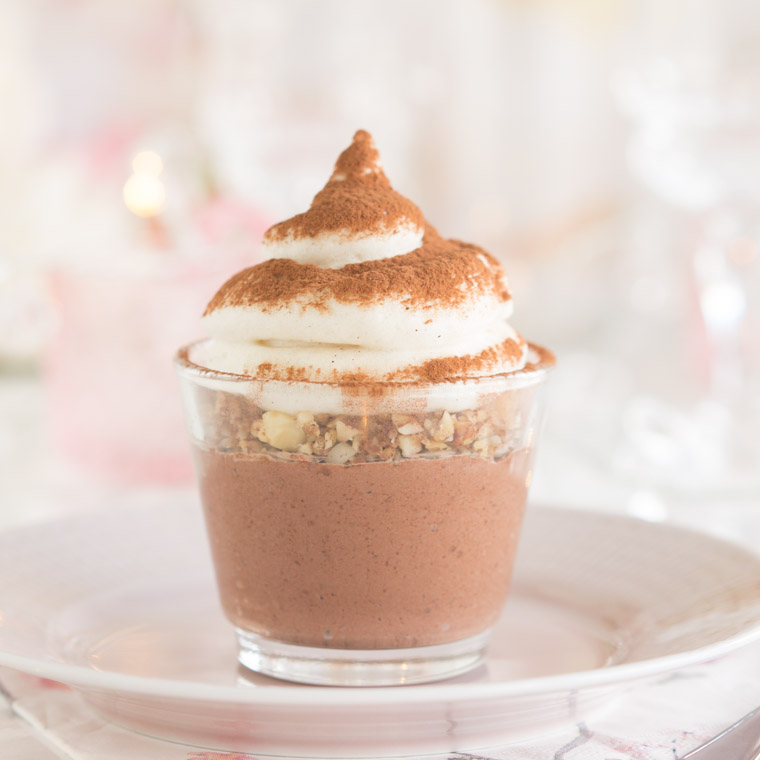 S’mores dessert av krämig chokladmousse, krispiga kexsmulor och en fluffig marshmallow. Av Anna Winér