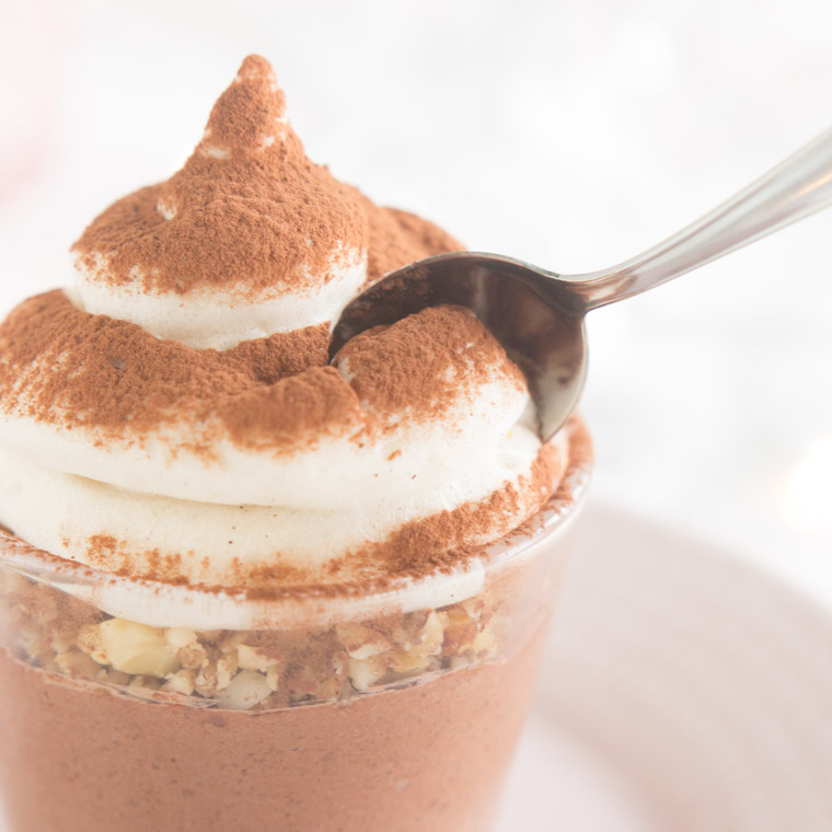 S’mores dessert av krämig chokladmousse, krispiga kexsmulor och en fluffig marshmallow. Av Anna Winér