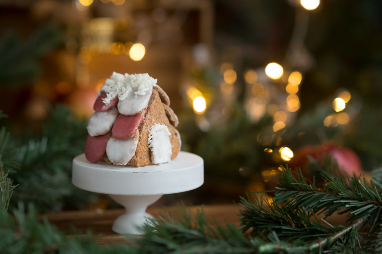 mjukt pepparkakshus med glasyr av mandelsmör och vit choklad fota av anna winér