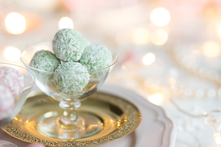 gröna kokosbollar i en fin glasskål, av Anna Winér