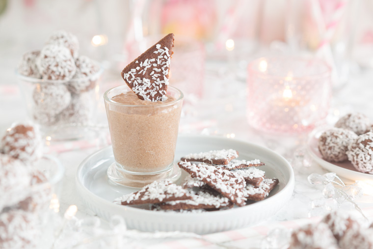 chokladbollschips med choklodbollsdipp på fat, av anna winér