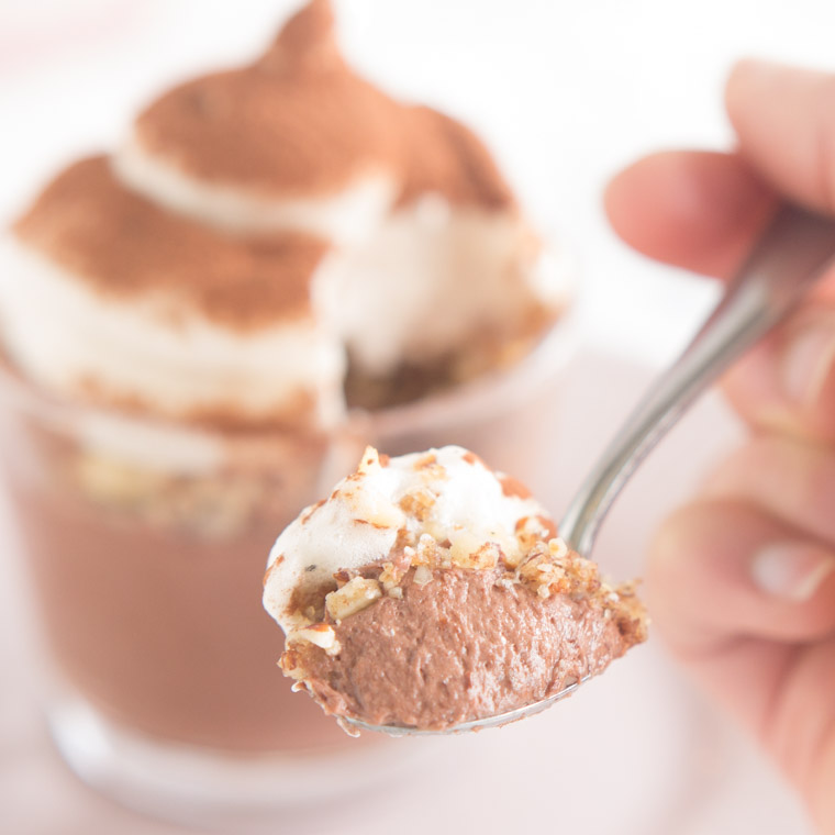 S’mores dessert av krämig chokladmousse, krispiga kexsmulor och en fluffig marshmallow. Av Anna Winér