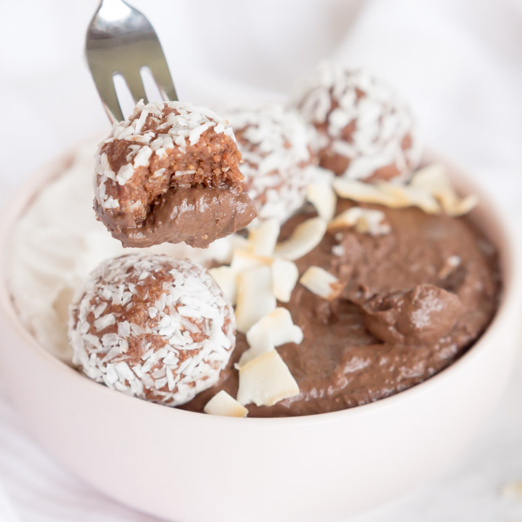 Poke bowl med chokladbollar som dessert, av Anna Winér