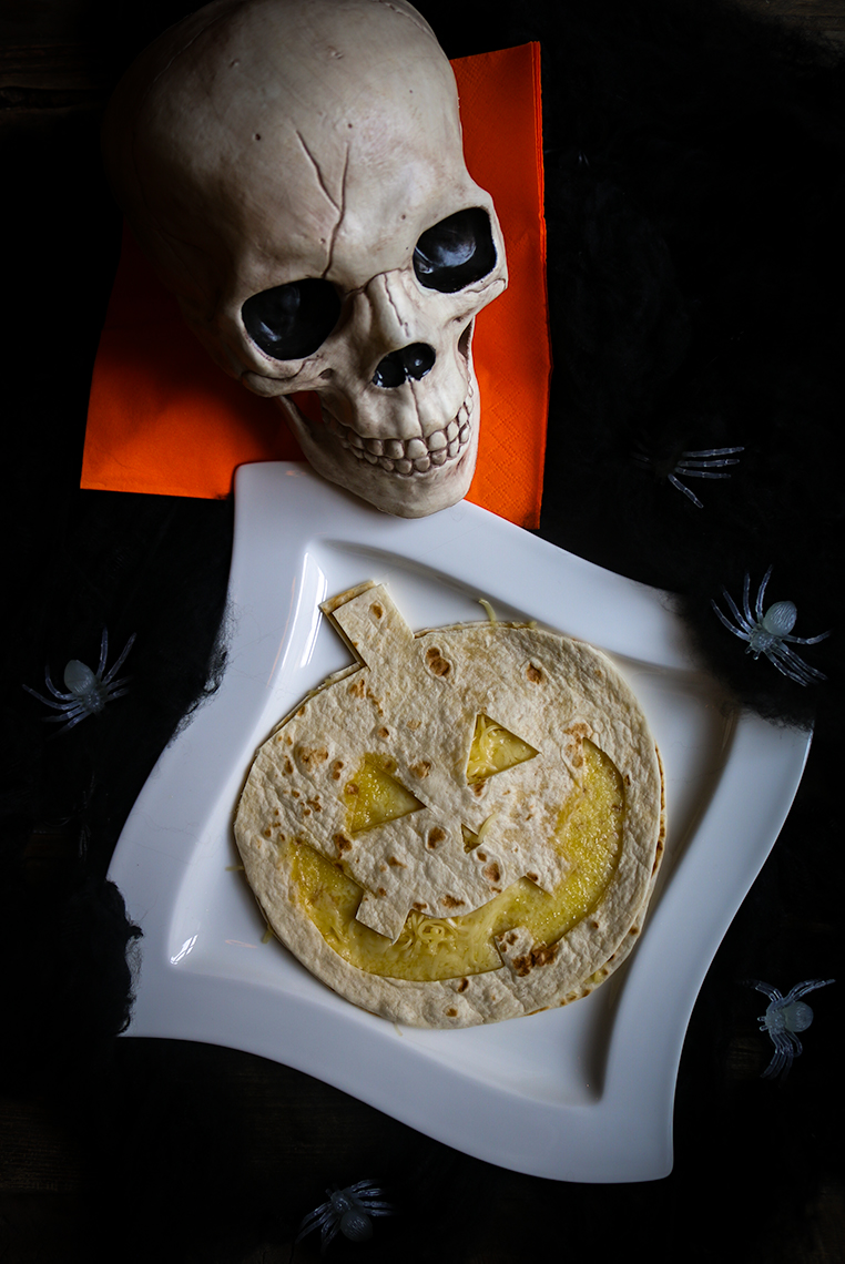 läskiga halloween tortillas