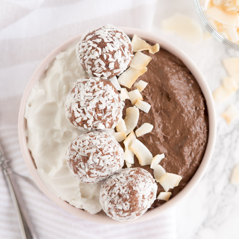 Poke bowl med chokladbollar som dessert, av Anna Winér