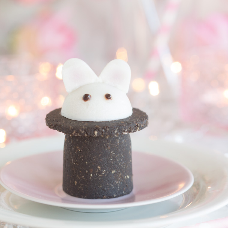 Kanin i hatt av chokladbollssmet och kokospannacotta, av anna winér