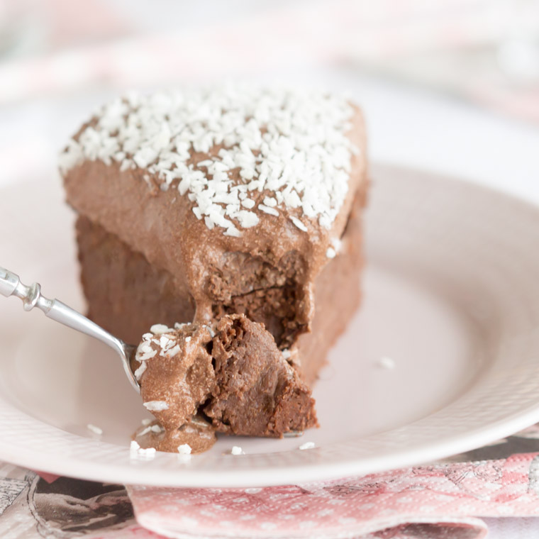 Saftig chokladkaka med chokladbollssmet, av Anna Winér