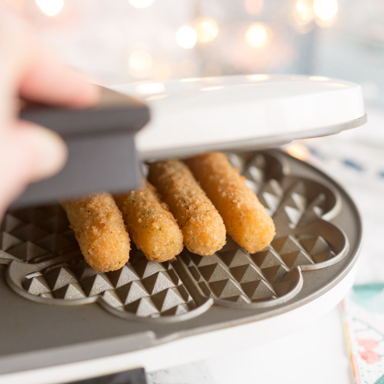 mozzarella sticks i våffeljärnet, av anna winér
