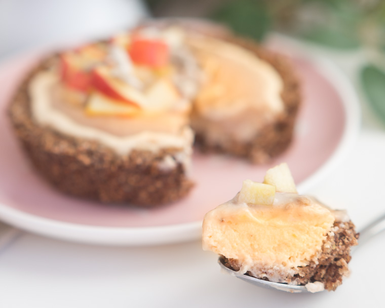 cheesecake med nötsmör och äpple