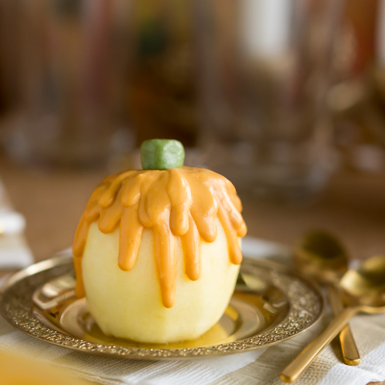Kardemummakokta äpplen med jordnötspannacotta som pumpor, av Anna Winér