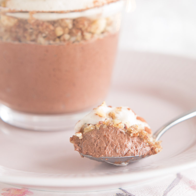 S’mores dessert av krämig chokladmousse, krispiga kexsmulor och en fluffig marshmallow. Av Anna Winér