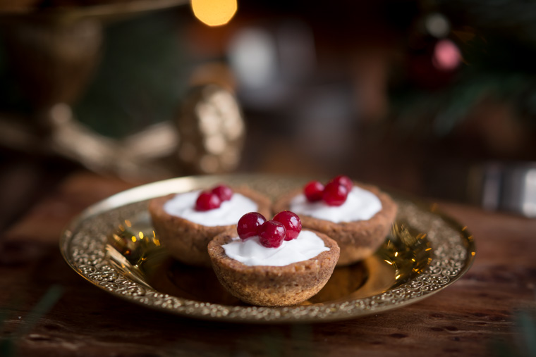 tre pepparkakssålar med färskostfyllning och lingon, av anna winér
