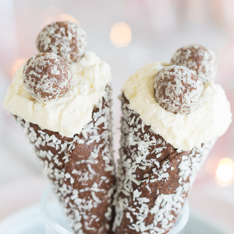 chokladbollsstrut fylld med kokosgrädde och chokladbollar, av anna winér