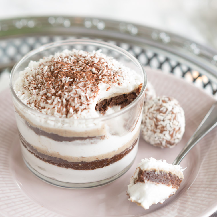 Chokladbollsdessert med dulce de leche och kokoskräm fotad ovanifrån av anna winér