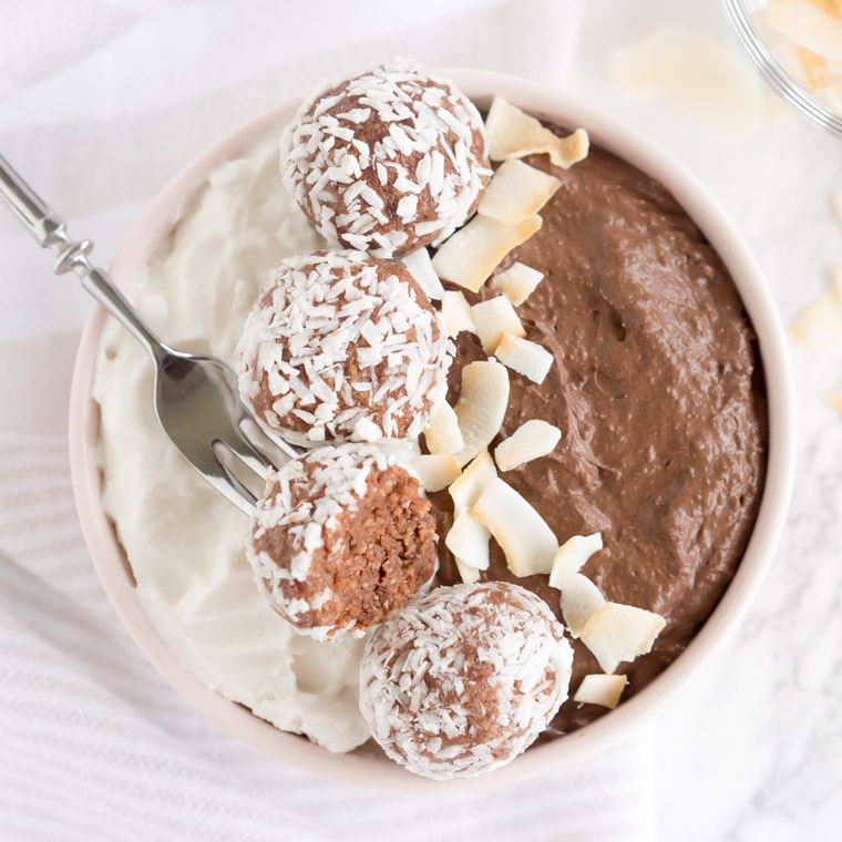 Poke bowl med chokladbollar som dessert, av Anna Winér