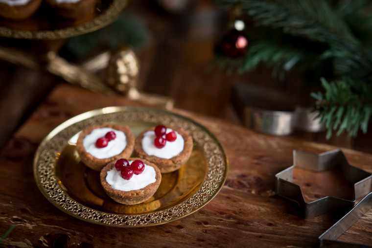 tre pepparkaksskålar med fyllning ovanifrån, av anna winér