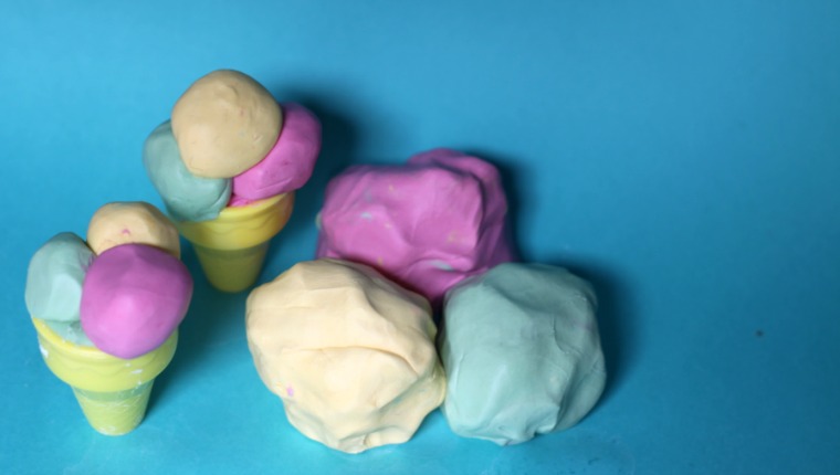 Hemgjort godishalsband, gör eget , fixa själv . fixasjalv , pyssla med barn , barnpyssel, supermjuk lera , playdoh , egen lera