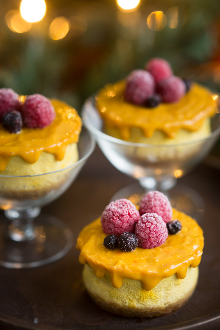 3 stycken saffrancheesecake med bär av anna winér
