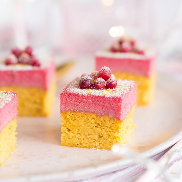 Vegansk och sockerfri bakelse med saffran och bär, av Anna Winér