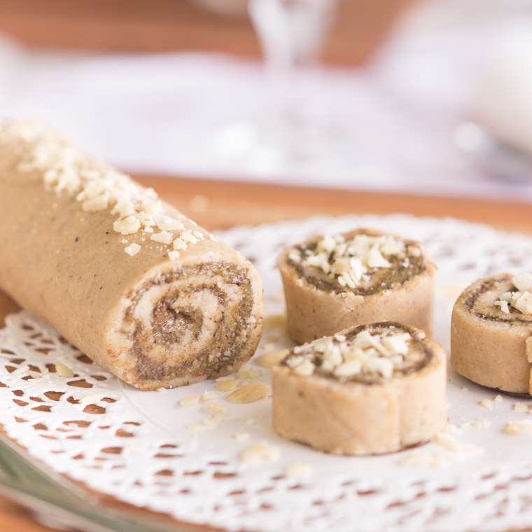 Vegansk & glutenfri kanelbullerulltårta som bakas utan ugn, av Anna Winér