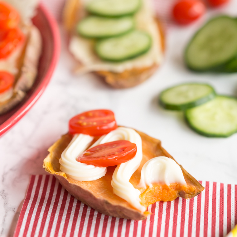 närbild på en toast med mjukost och tomat, av anna winér