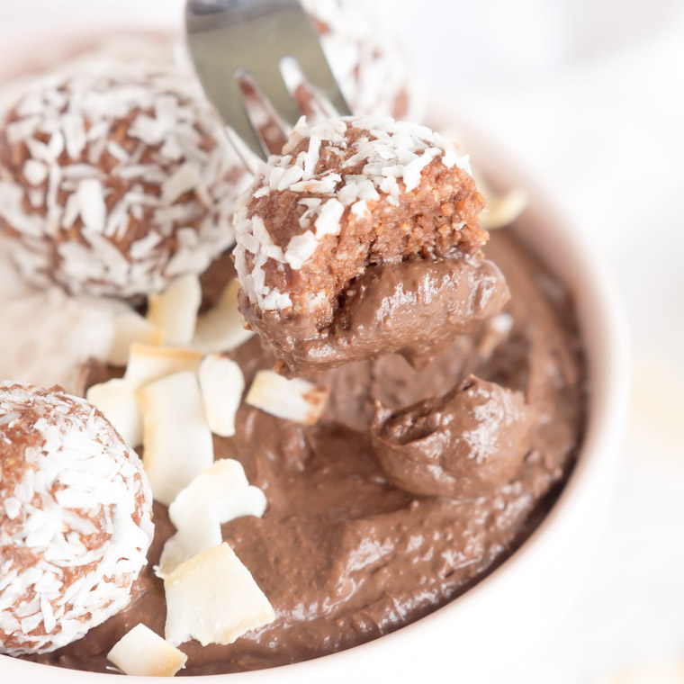 Poke bowl med chokladbollar som dessert, av Anna Winér