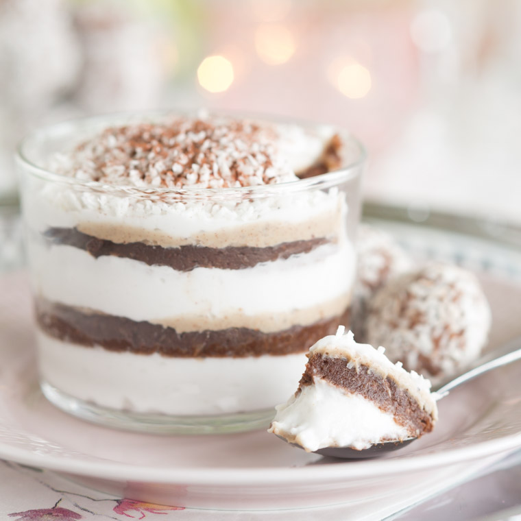 chooladbollsdessert med kokoskräm och dulce de leche av anna winér