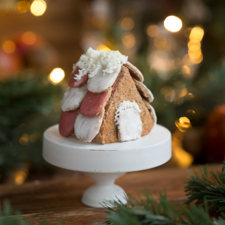närbild på pepparkakshuset för oss som älskar pepparkaksdeg
