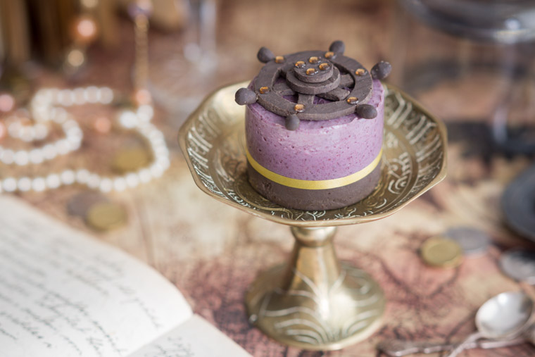 bakelse av chokladfudge & bärfromage, av anna winér