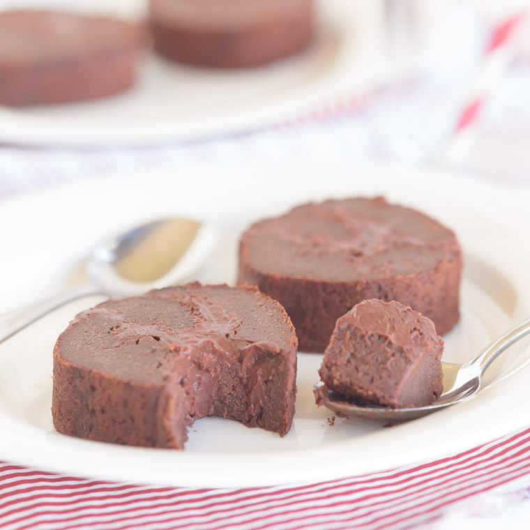 Vegansk & glutenfri kladdkaksrulltårta med chokladkräm, av Anna Winér