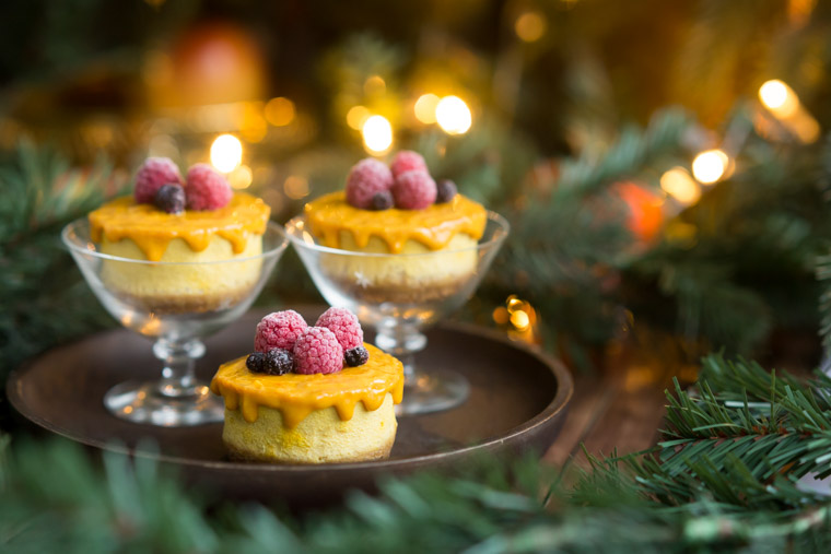 saffrancheesecake i glas med en julig bakgrund av anna winér