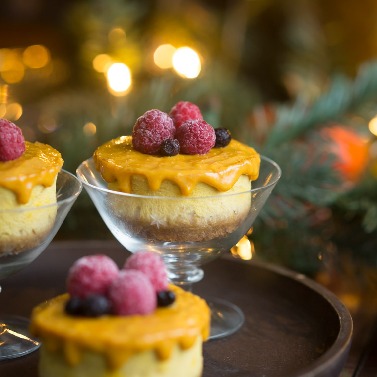 närbild på en saffrancheesecake i glas av anna winér