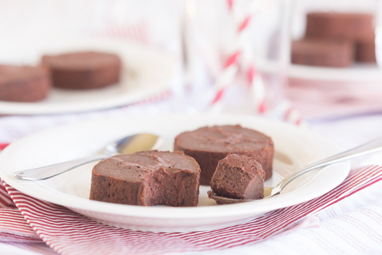Vegansk & glutenfri kladdkaksrulltårta med chokladkräm, av Anna Winér