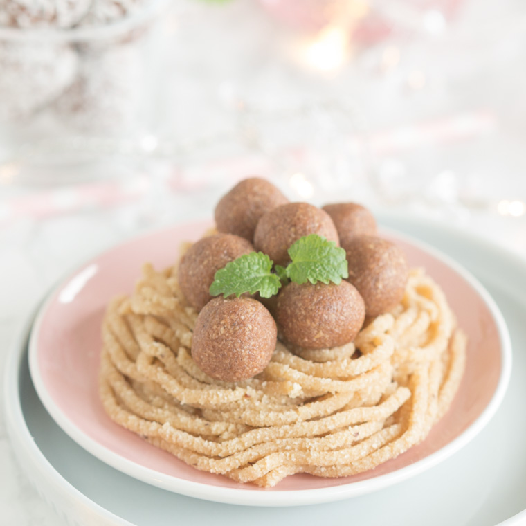 närbild på köttbullarna av chokladbollssmet, av anna winér