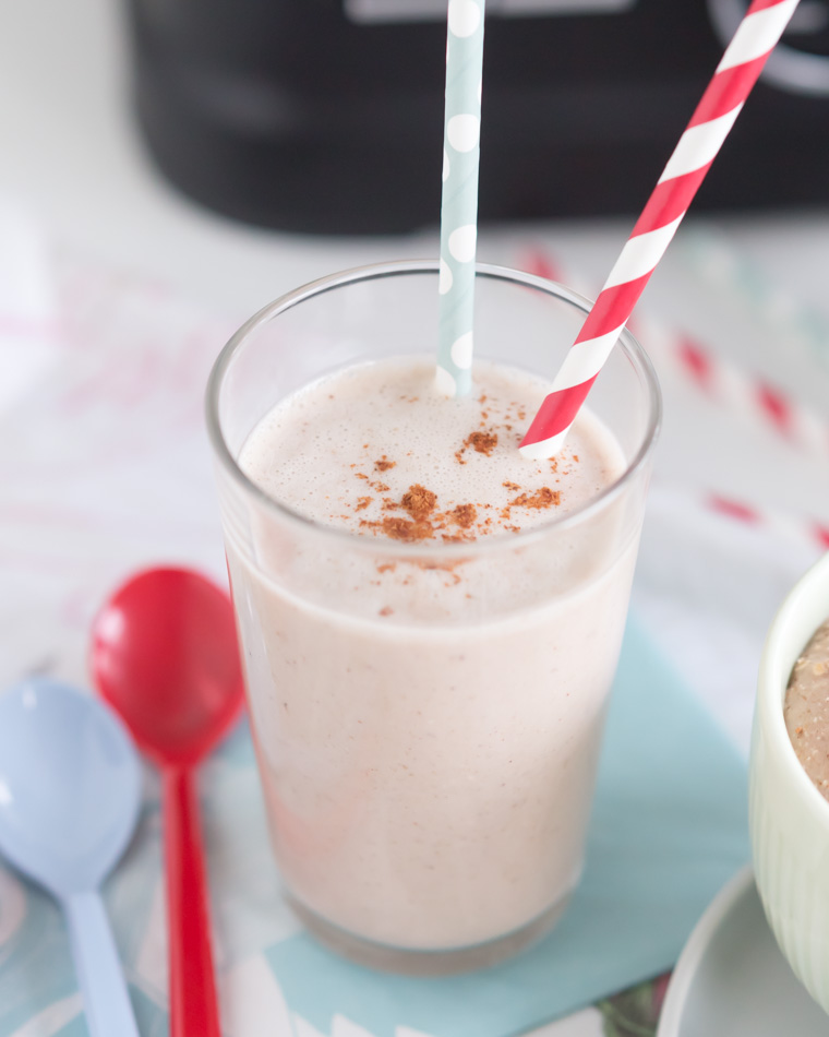 glas med smoothie och två mönstrade sugrör, av Anna Winér