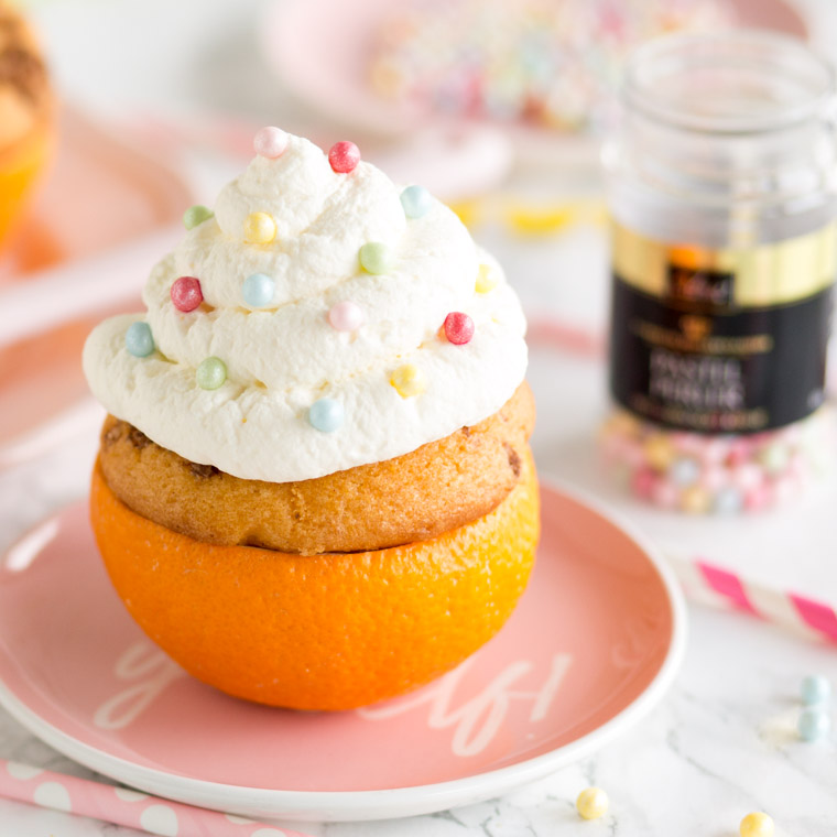 närbild på muffins i apelsinskal