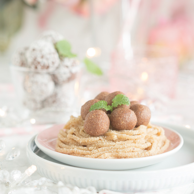 Pasta av chokladbollssmet med chokladbollar i bakgrunden, av anna winér