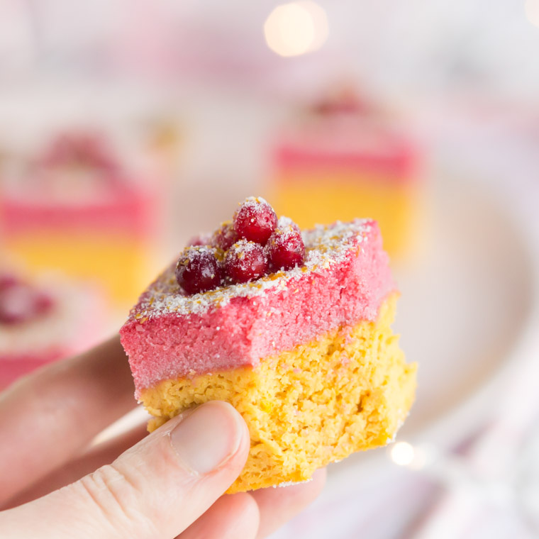 Vegansk och sockerfri bakelse med saffran och bär, av Anna Winér