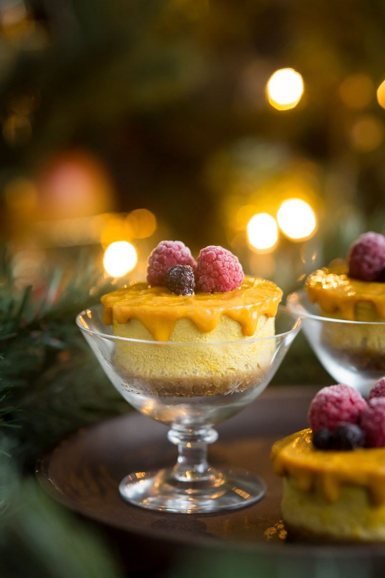 saffrancheesecake med ljus och grangrenar i bakgrunden av anna winér