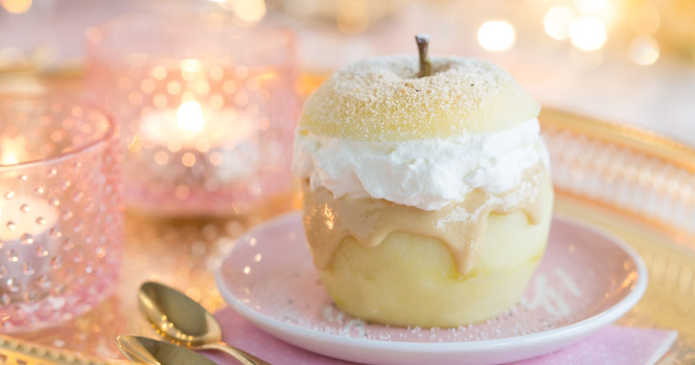 Enkel semla av äpple med mandelmassa, mandelsmör & vaniljgrädde