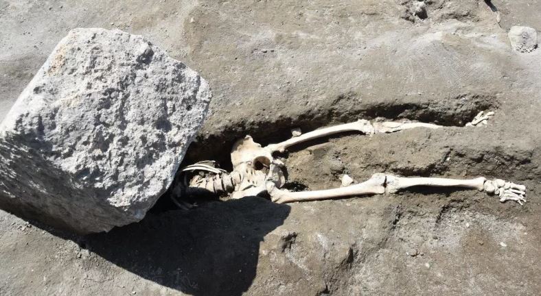 Se det dramatiska fyndet i Pompeii - man ska ha krossats till döds när